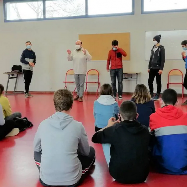 Un théâtre-forum aux collégiens sur les conduites à risques.