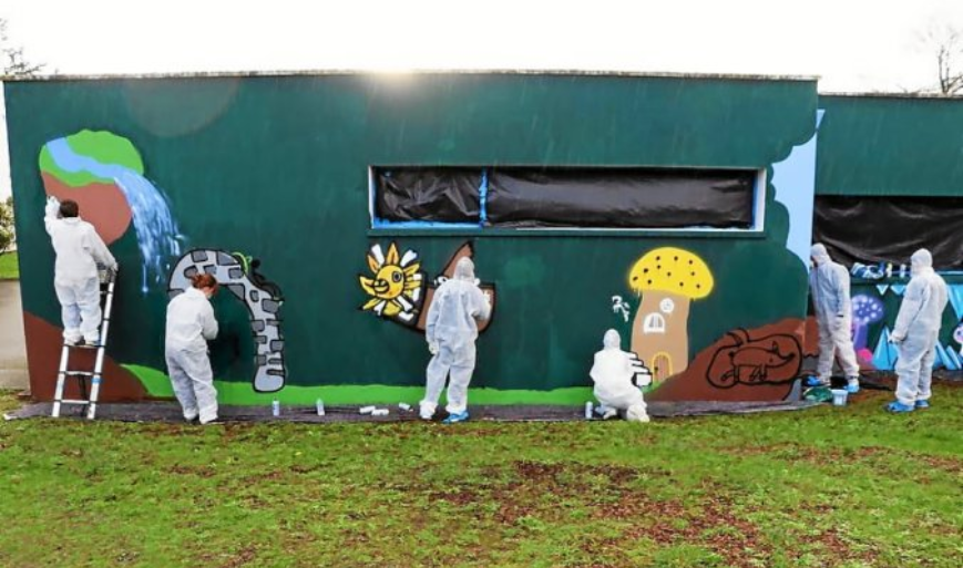 Une fresque en cours de réalisation au collège Jean-Rostand de Muzillac